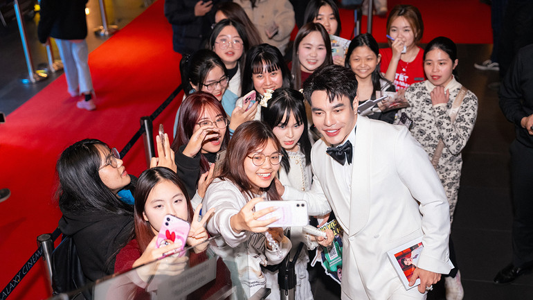 Diễn viên Lê Dương Bảo Lâm giao lưu cùng khán giả. Diễn viên Lê Dương Bảo Lâm giao lưu cùng khán giả.