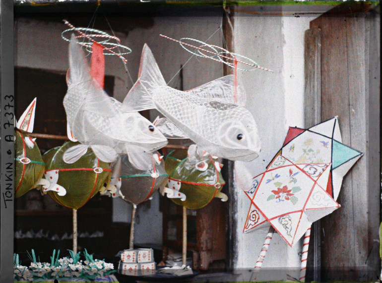 Đèn lồng hình cá và đèn ông sao. (Ảnh: Léon Busy/ Albert-Kahn Museum).