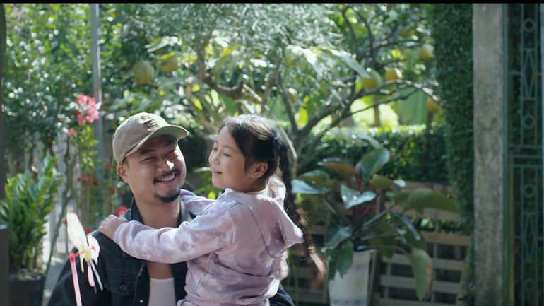 Duy Hưng đã được hóa trang cho già đi.