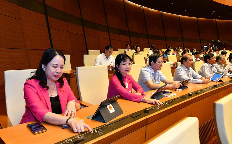 Các luật và nghị quyết được thông qua với sự nhất trí cao của đa số các đại biểu Quốc hội dự kỳ họp.