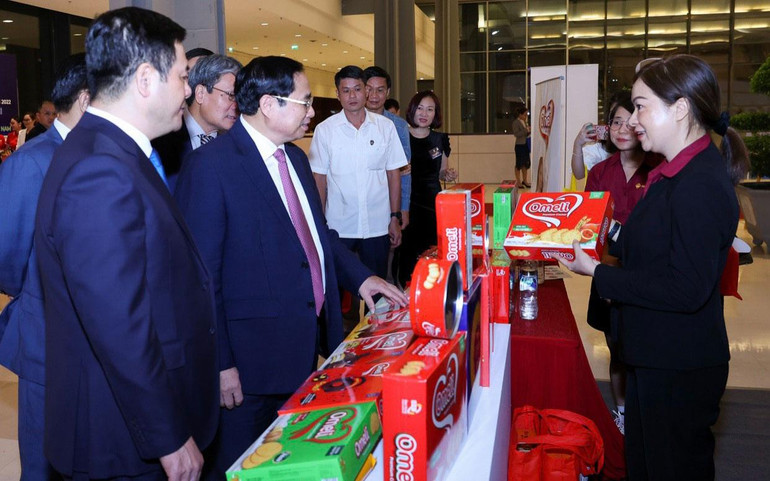 Thủ tướng Chính phủ Phạm Minh Chính cùng các đại biểu tham quan gian hàng trưng bày các sản phẩm Omeli của Công ty cổ phần quốc tế Bảo Hưng.