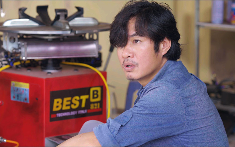 Nghệ sĩ ưu tú Bùi Như Lai trong vai anh cả Tố cục cằn, cáu bẳn nhưng rất giàu tình cảm.