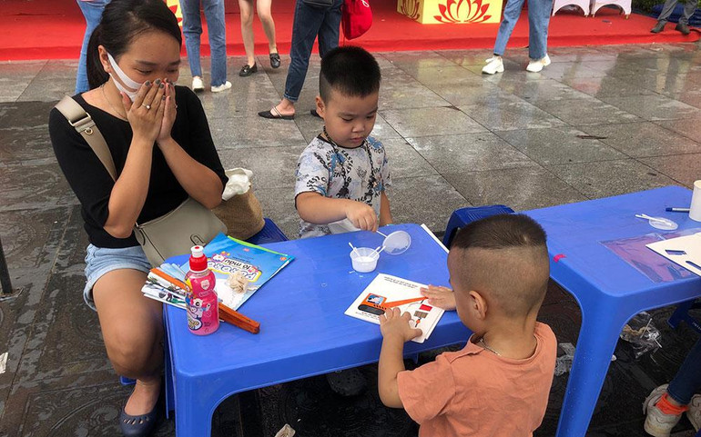 Niềm vui của mẹ và bé khi tự tay kéo trang sách cho hình tự chạy. Niềm vui của mẹ và bé khi tự tay kéo trang sách cho hình tự chạy.