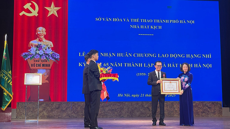 NSND Trung Hiếu nhận Huân chương Lao động Hạng Ba.