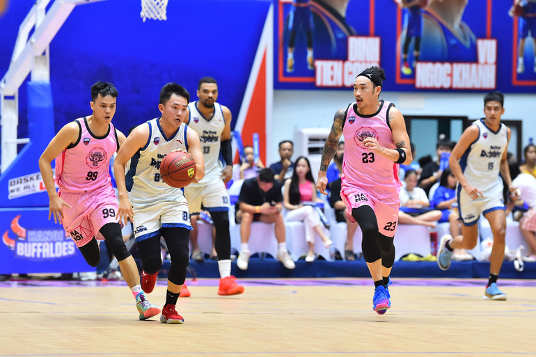 Thế nhưng, chính lối chơi này lại khiến các cầu thủ chủ nhà nhanh chóng mất sức và tạo điều kiện cho đội khách có cơ hội lấy lại thế trận trong những phút tiếp theo.