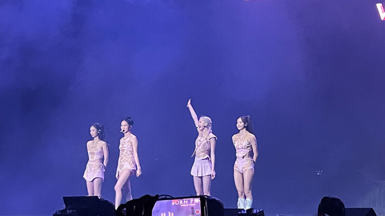 Các cô gái BlackPink trên sân khấu tại sân vận động Mỹ Đình. (Ảnh: TRUNG HIẾU) Các cô gái BlackPink trên sân khấu tại sân vận động Mỹ Đình. (Ảnh: TRUNG HIẾU)