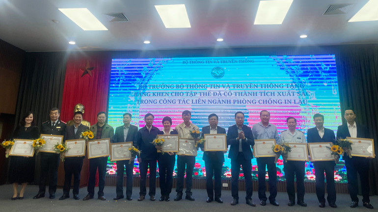 Bộ Thông tin Truyền thông trao bằng khen cho những địa phương, đơn vị có thành tích trong công tác liên ngành phòng, chống in lậu.