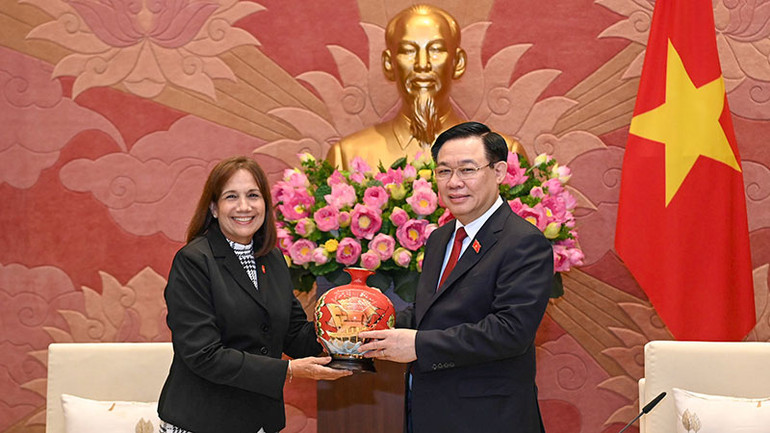 Chủ tịch Quốc hội Vương Đình Huệ tặng quà lưu niệm cho Phó Chủ tịch Quốc hội Cuba Ana María Mari Machado.