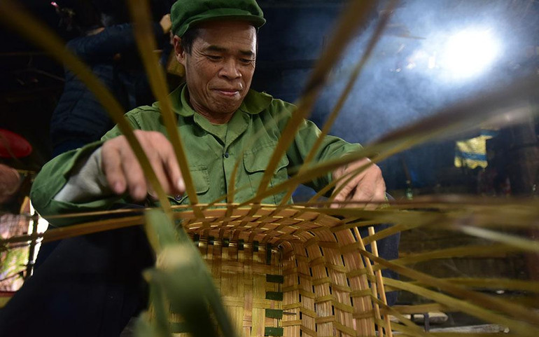 Kỹ thuật đan gùi không dễ nếu muốn chiếc gùi thật bền và chắc chắn. (Ảnh: KHÁNH HUY) Kỹ thuật đan gùi không dễ nếu muốn chiếc gùi thật bền và chắc chắn. (Ảnh: KHÁNH HUY)