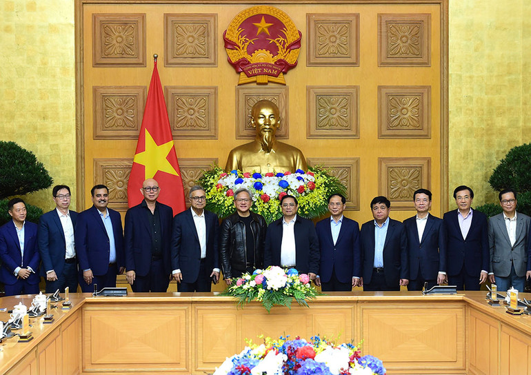 Thủ tướng Phạm Minh Chính và ông Jensen Huang, Chủ tịch kiêm Giám đốc điều hành Tập đoàn NVIDIA cùng thành viên của hai đoàn.