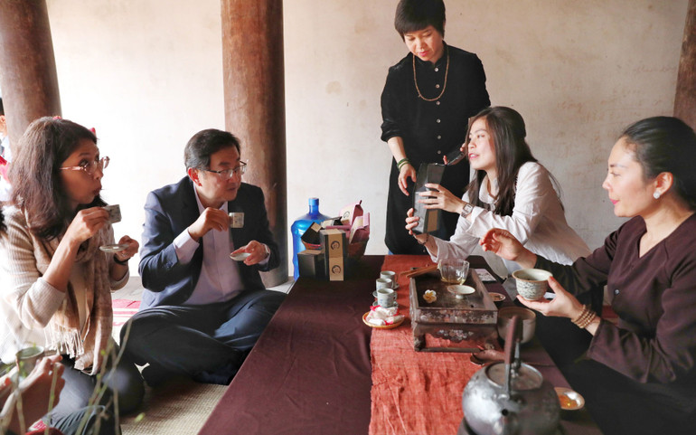 Khách ngoại giao Nhật Bản thưởng thức trà Việt Nam.