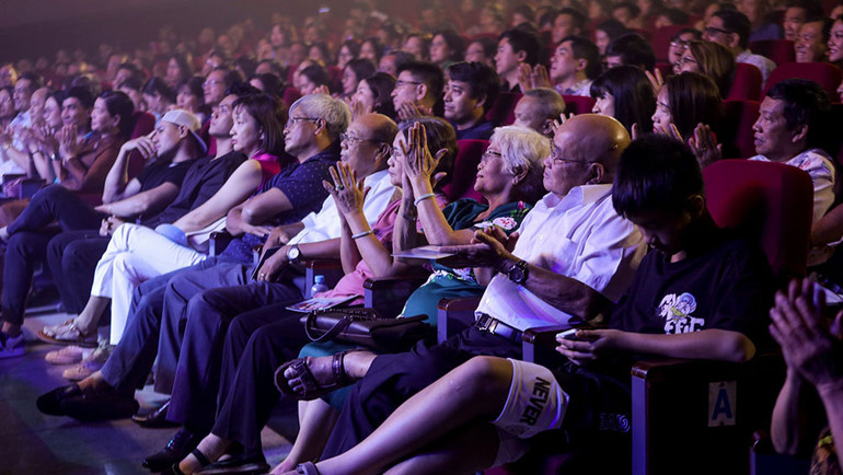 Đông đảo khán giả đến với chương trình.
