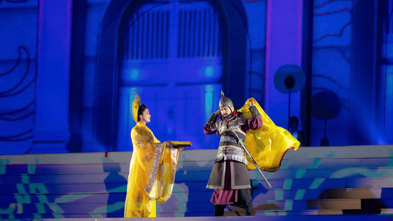 Tái hiện màn trao long cổn từ Thái hậu Dương Vân Nga cho tướng quân Lê Hoàn. Tái hiện màn trao long cổn từ Thái hậu Dương Vân Nga cho tướng quân Lê Hoàn.