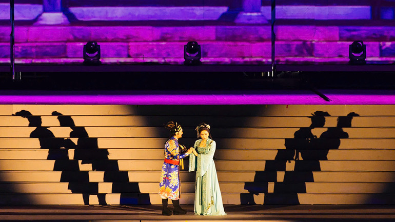 NSƯT Như Huỳnh trong vai người vợ chia tay chồng ra trận. NSƯT Như Huỳnh trong vai người vợ chia tay chồng ra trận.