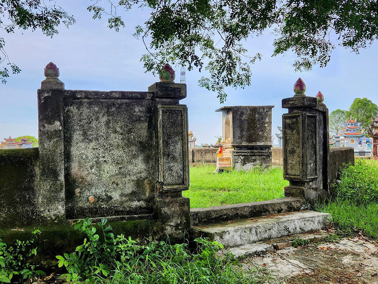 Khu lăng mộ ở Đông Khê. Khu lăng mộ ở Đông Khê.