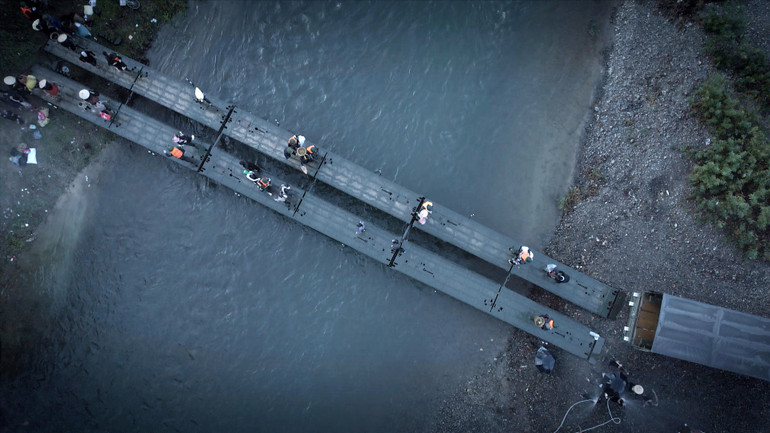Bắc cầu phao vượt sông.