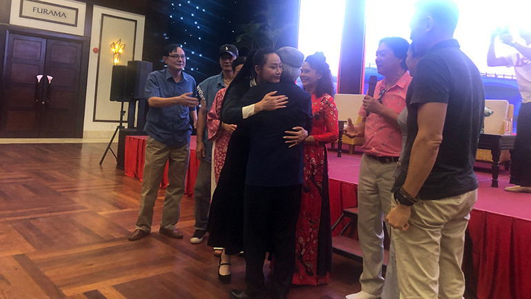 NSƯT Quách Thu Phương và cái ôm biết ơn dành cho đạo diễn, NSND Đặng Nhật Minh.