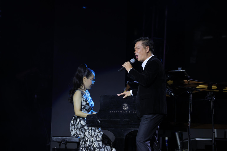 MC, nghệ sĩ Nguyễn Hữu Chiến Thắng trong đêm thơ nhạc Hồng Thanh Quang. (Ảnh: HÒA NGUYỄN)