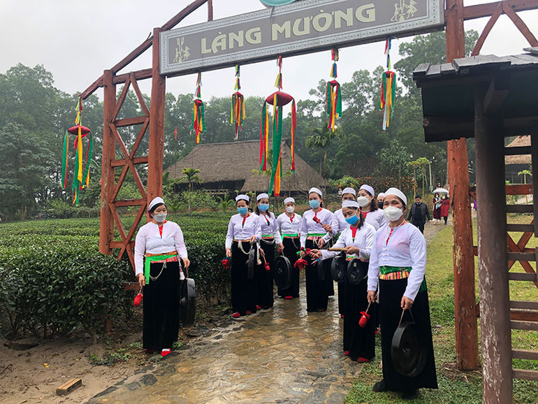 Đánh chiêng đón khách tại làng Mường.