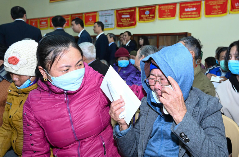 Người dân xúc động khi nhận quà Tết của Chủ tịch Quốc hội và đoàn công tác.