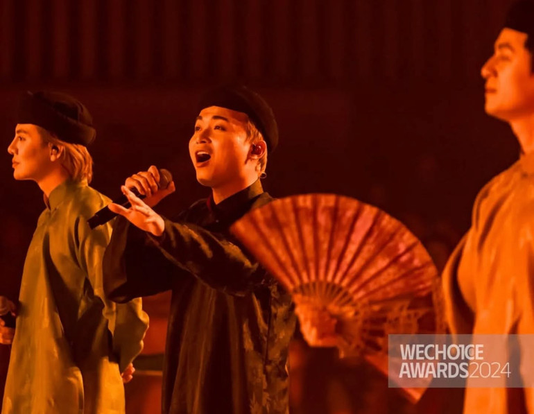 Các nghệ sĩ của "Anh trai vượt ngàn chông gai" thể hiện bản mash-up "Mưa trên phố Huế - Đào Liễu - Trống Cơm". (Ảnh: We Choice Award)