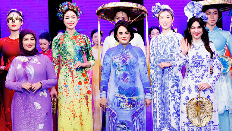 Phu nhân các đại sứ trong tà áo dài Việt.