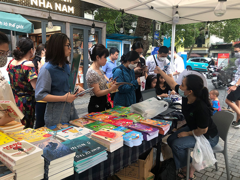 Người đọc cần tự bảo vệ mình bằng cách mua sách ở những địa chỉ uy tín. Người đọc cần tự bảo vệ mình bằng cách mua sách ở những địa chỉ uy tín.