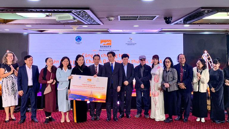 Ban tổ chức và các khách mời trong buổi lễ công bố Liên hoan phim châu Á Đà Nẵng 2024.