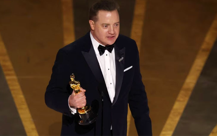 Brendan Fraser nhận bức tượng vàng Oscar đầu tiên trong sự nghiệp của mình.