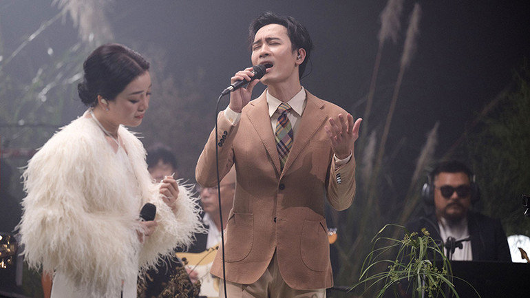 Phạm Thu Hà hát cùng ca sĩ trẻ Phạm Anh Duy.