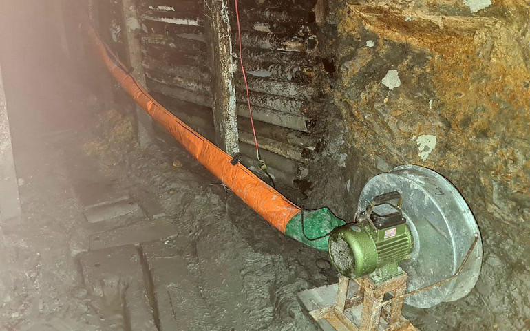 Máy tạo khí được lắp đặt thổi không khí vào sâu phía trong hầm để các đối tượng khai thác vàng.
