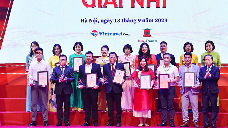 Trao giải cho các tác giả/ nhóm tác giả giành giải Nhì. Trao giải cho các tác giả/ nhóm tác giả giành giải Nhì.