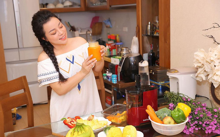 Chăm sóc bản thân và yêu thương chính mình là điều mà NSƯT Tố Nga đang thực hiện hằng ngày. Chăm sóc bản thân và yêu thương chính mình là điều mà NSƯT Tố Nga đang thực hiện hằng ngày.