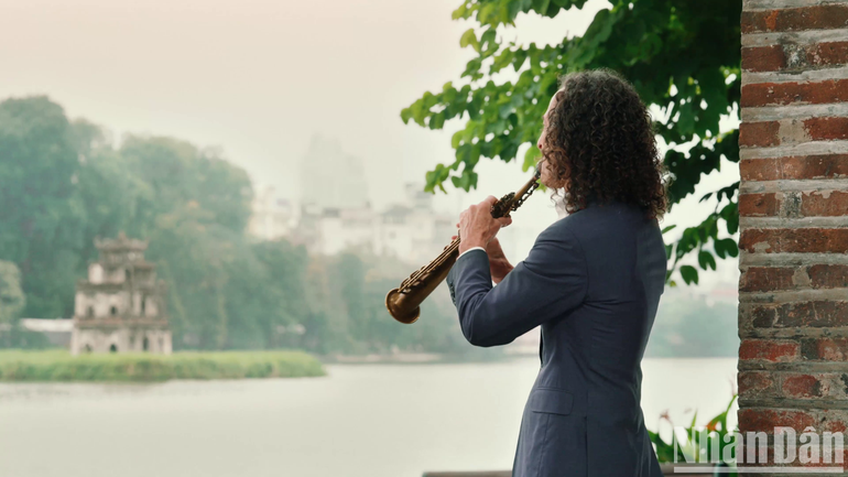 Hình ảnh nghệ sĩ Kenny G trong MV.