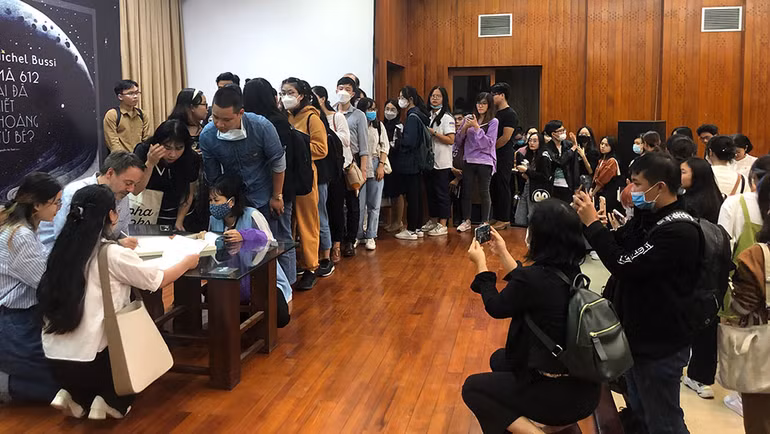 Bạn đọc xếp hàng chờ ký sách khi tác giả trinh thám Pháp Michael Bussi sang Việt Nam.