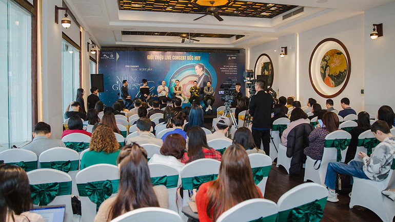 Không chỉ báo giới mà đông đảo các nghệ sĩ, người yêu nhạc cũng quan tâm đến đêm diễn của nhạc sĩ Đức Huy.