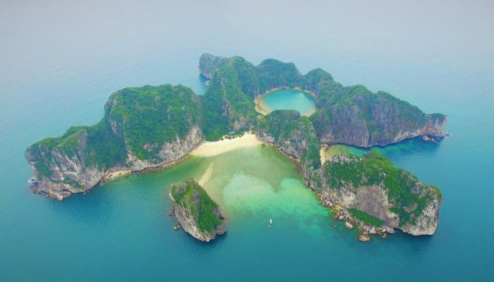 Đảo Mắt Rồng. (Ảnh: Travellhalong) Đảo Mắt Rồng. (Ảnh: Travellhalong)