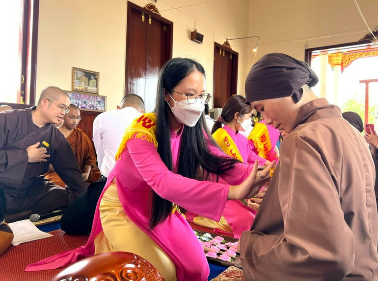 Nghi thức bông hồng cài áo trong lễ Vu Lan do kiều bào ta tổ chức tại Thái Lan. (Ảnh: NAM ĐÔNG)