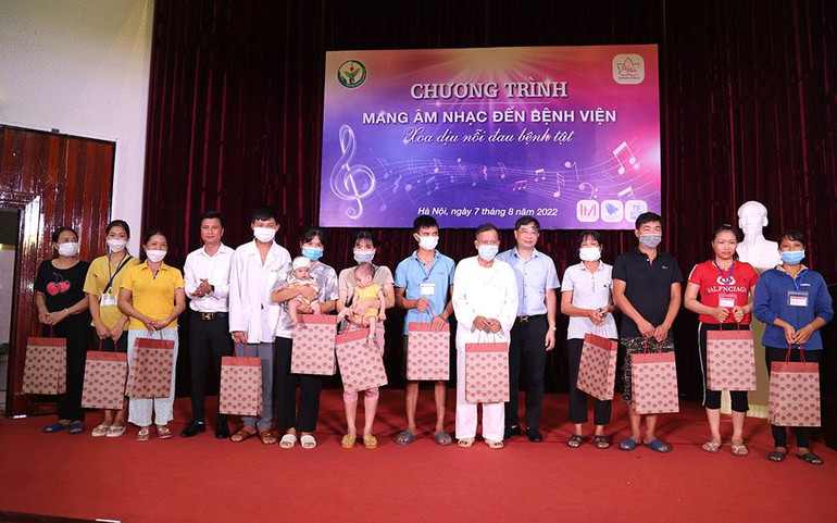 Tặng quà cho bệnh nhân nghèo. Tặng quà cho bệnh nhân nghèo.