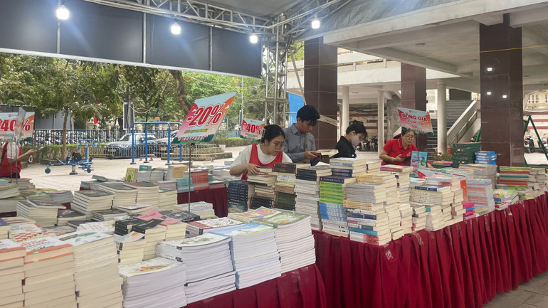 Các đầu sách tại Hội sách phong phú, thuộc nhiều thể loại, lĩnh vực với nhiều mức chiết khấu hấp dẫn. Các đầu sách tại Hội sách phong phú, thuộc nhiều thể loại, lĩnh vực với nhiều mức chiết khấu hấp dẫn.