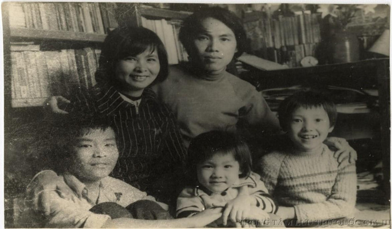 Gia đình nhà thơ Lưu Quang Vũ - Xuân Quỳnh. (Ảnh: Trung tâm Lưu trữ quốc gia)