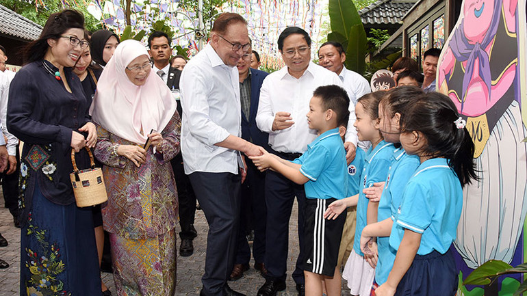 Thủ tướng Phạm Minh Chính và Thủ tướng Anwar Ibrahim cùng hai Phu nhân giao lưu với các bạn đọc nhỏ tuổi tại phố sách.
