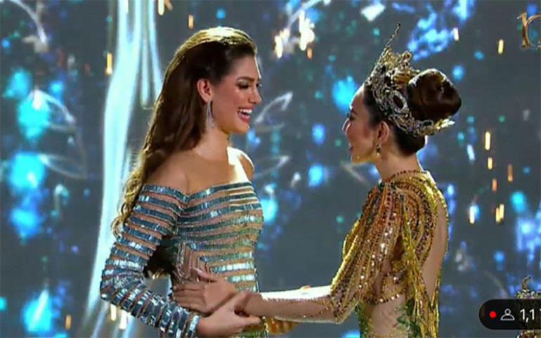 Isabella Menin trong những phút đầu tiên đăng quang, cùng với Hoa hậu tiền nhiệm Nguyễn Thúc Thùy Tiên. (Ảnh chụp màn hình)