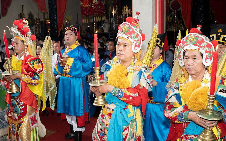 Ban nghi lễ thực hiện nghi thức cúng Tiên thường.