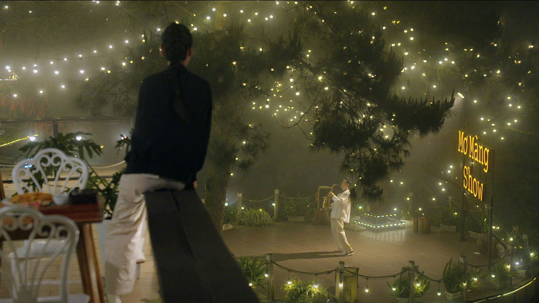 Nghệ sĩ Ưu tú Việt Anh chơi kèn trong một phân cảnh. Nghệ sĩ Ưu tú Việt Anh chơi kèn trong một phân cảnh.