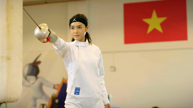 Cù Thị Trà trong vai một vận động viên đấu kiếm. Cù Thị Trà trong vai một vận động viên đấu kiếm.