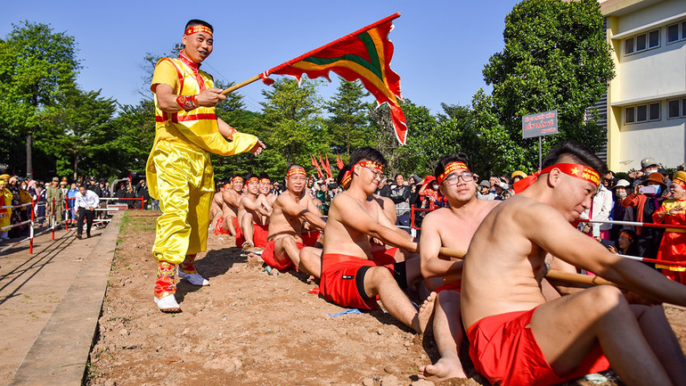 Trình diễn kéo co ngồi đền Trấn Vũ.