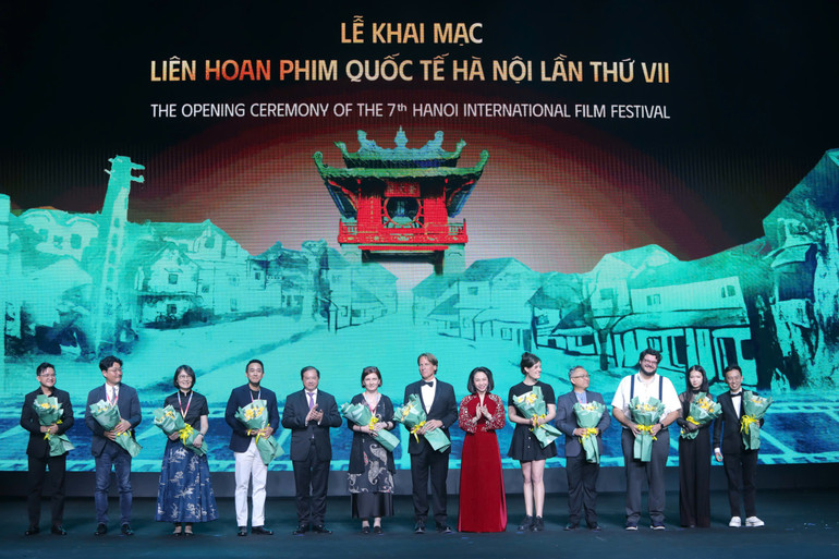 Ban tổ chức Liên hoan phim tặng hoa cho các thành viên Ban giám khảo.