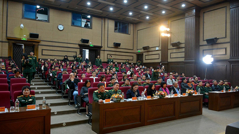 Đông đảo khán giả là cán bộ, chiến sĩ, người dân đã đến dự Tuần phim.