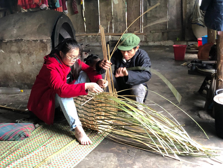 Ông Lâm A Diện đang hướng dẫn du khách trải nghiệm đan gùi tre. Ông Lâm A Diện đang hướng dẫn du khách trải nghiệm đan gùi tre.